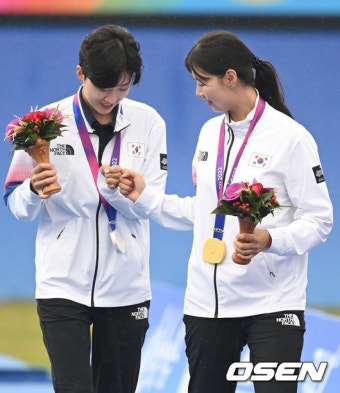[사진]금메달 임시현-은메달 안산,'주먹 하이파이브'::스포탈코리아 [사진]금메달 임시현-은메달 안산,'주먹 하이파이브'