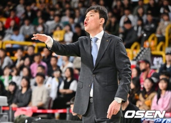 [사진] 수원 kt 송영진 감독, 접전이다.::스포탈코리아 [사진] 수원 kt 송영진 감독, 접전이다.