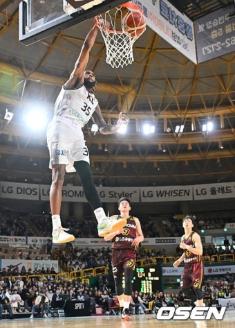 [사진] 호쾌한 덩크슛 성공시키는 수원 kt 패리스 배스::스포탈코리아 [사진] 호쾌한 덩크슛 성공시키는 수원 kt 패리스 배스