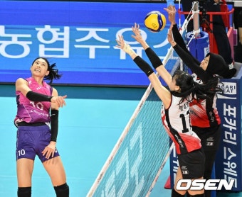 [사진]김연경,'풀세트 접전, 블로킹에 막혀'::스포탈코리아 [사진]김연경,'풀세트 접전, 블로킹에 막혀'