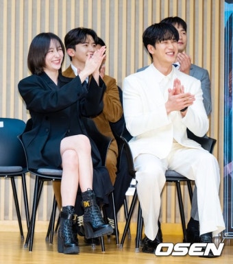 [사진]박지현-안보현,'뜨거운 박수'::스포탈코리아 [사진]박지현-안보현,'뜨거운 박수'