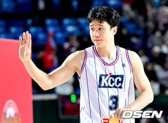 [사진]승리 이끈 KCC 허웅, '팬들에게 감사 인사 전하며::스포탈코리아 [사진]승리 이끈 KCC 허웅, '팬들에게 감사 인사 전하며