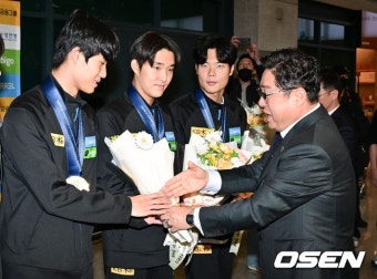 [사진]대한수영연맹 정창훈 회장,'황선우-김우민 선수! 고생했어요'::스포탈코리아 [사진]대한수영연맹 정창훈 회장,'황선우-김우민 선수!...
