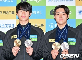 [사진]황선우-김우민,'금메달-은메달 땄어요'::스포탈코리아 [사진]황선우-김우민,'금메달-은메달 땄어요'