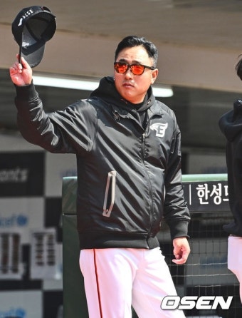 [사진] 인사하는 최원호 감독::스포탈코리아 [사진] 인사하는 최원호 감독