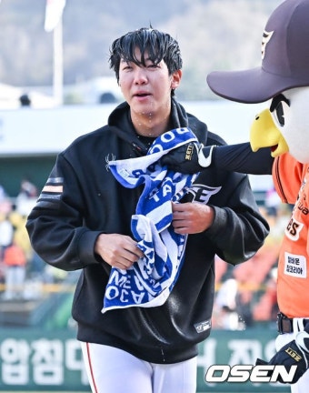 ''류현진 선배님 계보를 제가…'' 무려 18년 만에 '19살 괴물' 황준서가 해냈다, 고졸 신인 데뷔전 선발승::스포탈코리아 ''류현진 선배님 계보를...