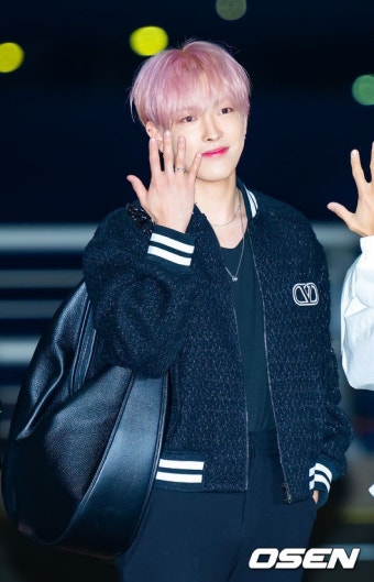 [사진]에이티즈 홍중,'팀 반지 뽐내며 코첼라로'::스포탈코리아 [사진]에이티즈 홍중,'팀 반지 뽐내며 코첼라로'
