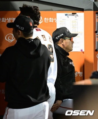 [사진]한화 최원호 감독, '류현진 토닥토닥'::스포탈코리아 [사진]한화 최원호 감독, '류현진 토닥토닥'