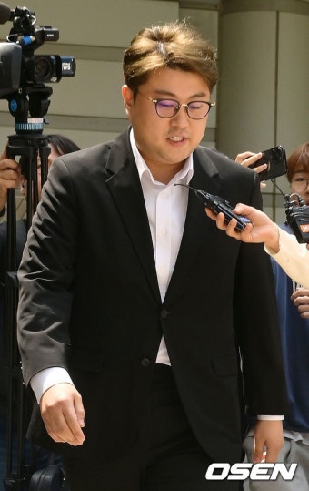 [사진]'음주 뺑소니' 김호중, 공연 강행 후 구속심사 출석'::스포탈코리아 [사진]'음주 뺑소니' 김호중, 공연 강행 후 구속심사 출석'