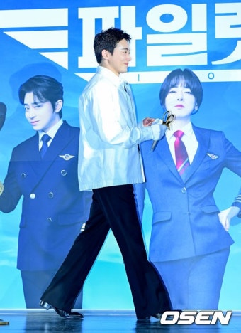 [사진]조정석, '파일럿' 파격 여장 변신::스포탈코리아 [사진]조정석, '파일럿' 파격 여장 변신