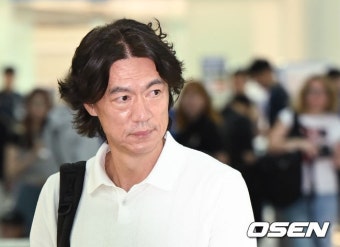 [사진]홍명보 감독,'출국장으로'::스포탈코리아 [사진]홍명보 감독,'출국장으로'