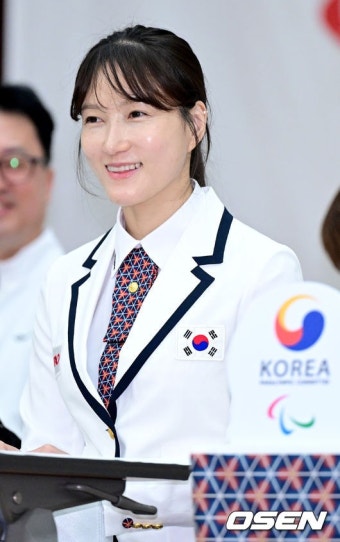 [사진]휠체어 펜싱 조은혜, '2024 파리 패럴림픽' 단복 입고 기분 좋은... 펜싱 조은혜, '2024 파리 패럴림픽' 단복 입고 기분 좋은 미소로