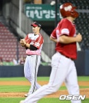 [사진]볼넷 내주는 유영찬::스포탈코리아 [사진]볼넷 내주는 유영찬