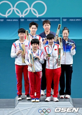 [사진]동메달 임종훈-신유빈, '올림픽 시상대에서 북한-중국 선수들과 함께'::스포탈코리아 [사진]동메달 임종훈-신유빈, '올림픽 시상대에서 북한...