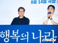 [사진]유재명,'조정석의 말에 활짝'::스포탈코리아 [사진]유재명,'조정석의 말에 활짝'