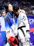 [사진]서건우 다독이는 오혜리 코치, 최선 다했다::스포탈코리아 [사진]서건우 다독이는 오혜리 코치, 최선 다했다