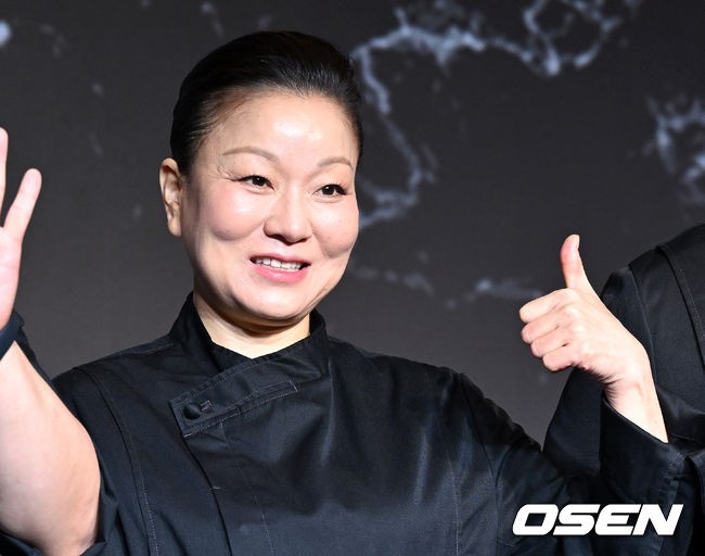 셰프 안성재, 직원 욕설 논란에 직면…손님들의 욕 확인 발언으로 응원과 비판 받아