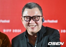 [사진] 폐막작 ‘영혼의 여행’ 기자회견 갖는 아드리안 탄 촬영 감독::스포탈코리아 [사진] 폐막작 ‘영혼의...