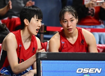 [사진] 얘기중인 BNK 썸 박혜진과 김소니아::스포탈코리아 [사진] 얘기중인 BNK 썸 박혜진과 김소니아