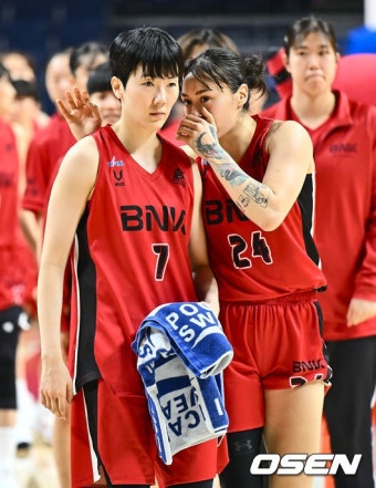 [사진] 얘기중인 BNK 썸 박혜진과 김소니아::스포탈코리아 [사진] 얘기중인 BNK 썸 박혜진과 김소니아