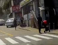 [블박] 정신나간 애엄마 (feat유모차).gif | 보배드림 교통사고/사건/블랙박스