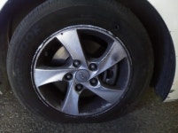 오른쪽 앞 타이어 옆면 펑크입니다! 어떻게 난 걸까요? | 보배드림 자유게시판