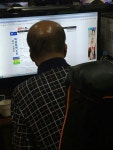 Pc방에서 일베 하는 아저씨.jpg | 보배드림 유머게시판