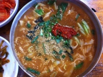 뜨끈한 국물이 생각나는 칼국수 vs 가락국수(우동) - 인스티즈(instiz) 이슈 카테고리 뜨끈한 국물이 생각나는 칼국수 vs 가락국수(우동)