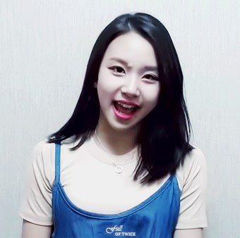 (데이터주의 스압) 전소미 동생 아이스크림 같이먹는 트와이스 나연, 모모사진모음, 채영 움짤.jpgif : 클리앙