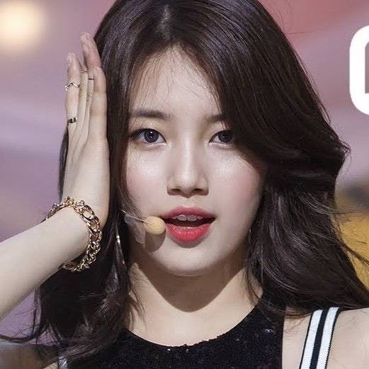 무결점의 미모로 빛나는 수지, 제61회 백상예술대상 우아한 포즈와 아름다움으로 시선 사로잡아