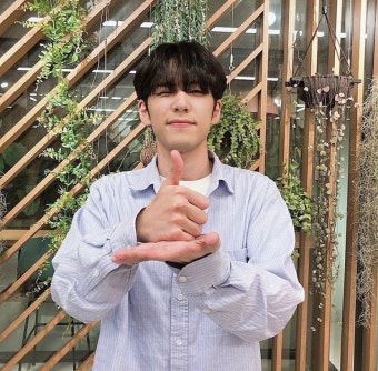 데이식스 원필이는 셀카 말고 남이 찍어주는 사진은 거의 이 표정인 듯 - 인스티즈(instiz) 연예 카테고리