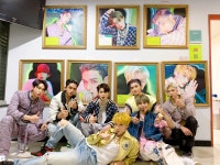 sbs방송국 복도 전시회 앞에서 엔시티 사진 찍었다 - 인스티즈(instiz) 연예 카테고리 sbs방송국 복도 전시회 앞에서 엔시티 사진 찍었다