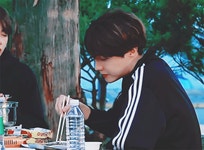 [정보/소식] 방탄 제이홉 그 때 그 시절 대학생 정서방은... [정보/소식] 방탄 제이홉 그 때 그 시절 대학생 정서방은 호석선배였다. 유니버스