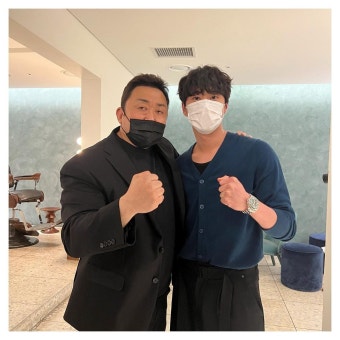 [잡담] 마동석 이준영 투샷 떴는데 마동석 주먹 짱커 - 인스티즈(instiz) 카테고리 [잡담] 마동석 이준영 투샷 떴는데 마동석 주먹 짱커