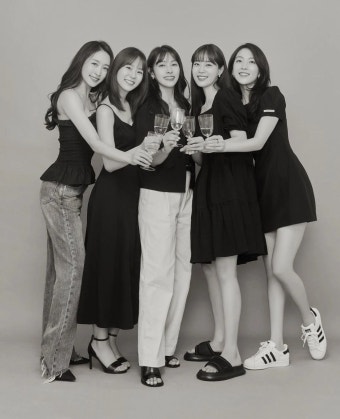 데뷔 15주년 기념으로 다같이 모여서 단체 사진 찍은 카라..jpg - 인스티즈(instiz) 이슈 카테고리