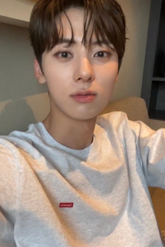 [잡담] 황민현 몽클레르 쇼 가기 전에 라이브 켜줬는데 - 인스티즈(instiz) 연예 카테고리
