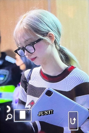 [잡담] 금발에 뿔테안경에 아이패드 들고 있는 카리나 실존... - 인스티즈(instiz) 연예 카테고리