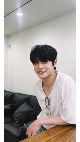[잡담] 김지웅 얼굴 미쳤네요 - 인스티즈(instiz) 연예 카테고리