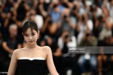 새로운 착장으로 칸영화제 포토콜행사 참석한 블랙핑크 제니.jpg - 인스티즈(instiz) 이슈 카테고리 새로운 착장으로 칸영화제 포토콜행사... 