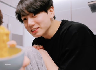 [잡담] 미친 정국 이거 커플 유튜브 브이로그 같음.. - 인스티즈(instiz) 연예 카테고리