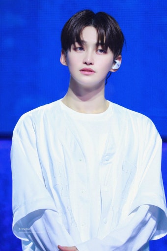 [잡담] 투어스 지훈 로망이 무대 엔딩때 인이어 빼는건데.. - 인스티즈(instiz) 연예 카테고리