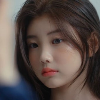 [잡담] 아일릿 원희나 뉴진스 하니나 너무 예뻐.. 근데 너무 신기한게 둘다 얼굴에 동안적 요소가 너무 많은데 보면 막 그렇게 어려보이지 않고...