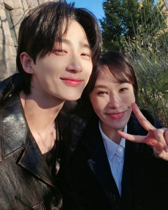 [잡담] 선재 타임캡슐 퍼가던 장면 보조출연자가 변우석 사진 올려줌 - 인스티즈(instiz) 드영배 카테고리