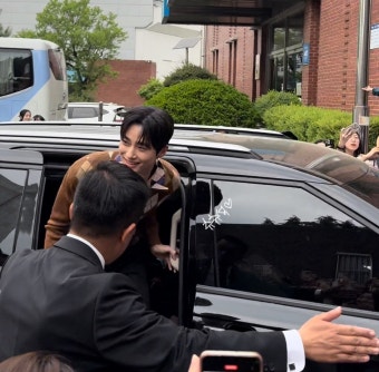 [잡담] 변우석 오늘 옷 잘 어울려... - 인스티즈(instiz) 드영배 카테고리