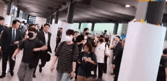 [잡담] 경호원이 저지하는데도 팬들한테 인사하러 가는 변우석이... - 인스티즈(instiz) 드영배 카테고리