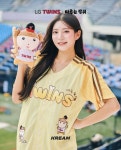 아 혼란한 틈을타서 마루니폼 채이 뿐만 아니라 문보경도 모델이란걸... 틈을타서 마루니폼 채이 뿐만 아니라 문보경도 모델이란걸 알려주며