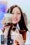 오늘자 입국한 기분 좋아보이는 뉴진스 혜인 - 인스티즈(instiz) 이슈 카테고리 오늘자 입국한 기분 좋아보이는 뉴진스 혜인