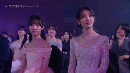 [잡담] 아이유 뒤에 금명이 대학교수님이당 !! - 인스티즈(instiz) 드영배 카테고리