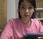 효리네민박 1화 스탭대비 공부하는 아이유.gif - 인스티즈(instiz) 이슈 카테고리 효리네민박 1화 스탭대비 공부하는 아이유.gif