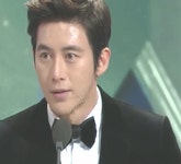 걸어가는 고수 붙잡고 얼굴 구경하는 여자들 .GIF - 인스티즈(instiz) 이슈 카테고리